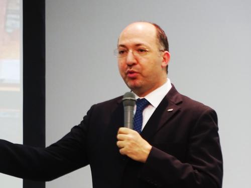 特別セミナーで話すイディアス会長